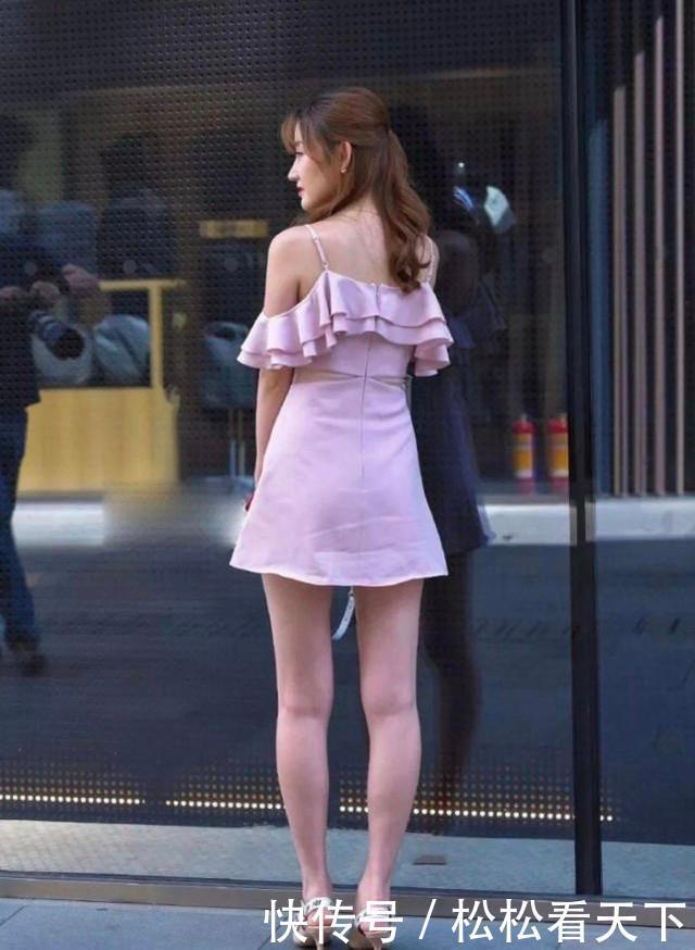 邻家小妹一身清甜吊带连衣裙打扮,清新可人,给人一种初恋的感觉