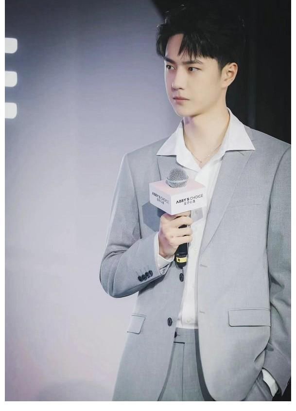 王一博直播和街舞王队长状态大不同：一个惜字如金，一个侃侃而谈