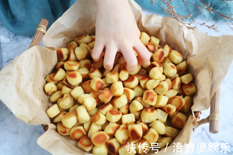 面粉里加2个鸡蛋,不用蒸不用炸,健康好吃,女儿一口一个停不了