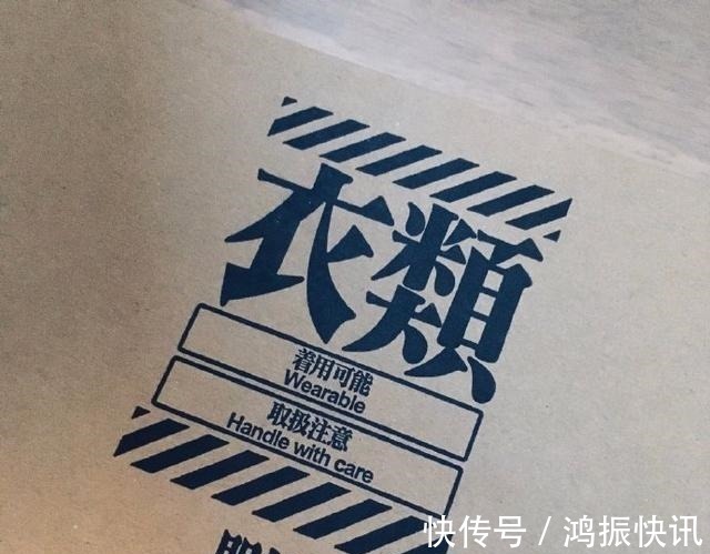 T恤|优衣库又双叒叕和EVA合作T恤了,衣服我觉得一般,盒子是真好看!