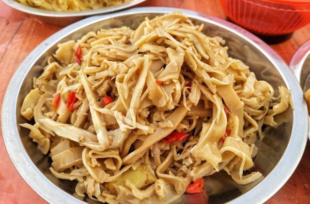 同事农村办婚宴随了500份子钱,饭菜一上桌,看得我不想动筷子