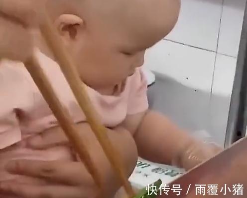孩子|爸爸带娃吃饭,想妙招“封印”娃的小手获高赞,网友:值得学习!