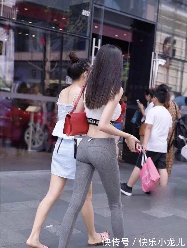 陈长生 中腰牛仔短裙搭一件牛仔吊带，露脐装这样搭配，长知识了