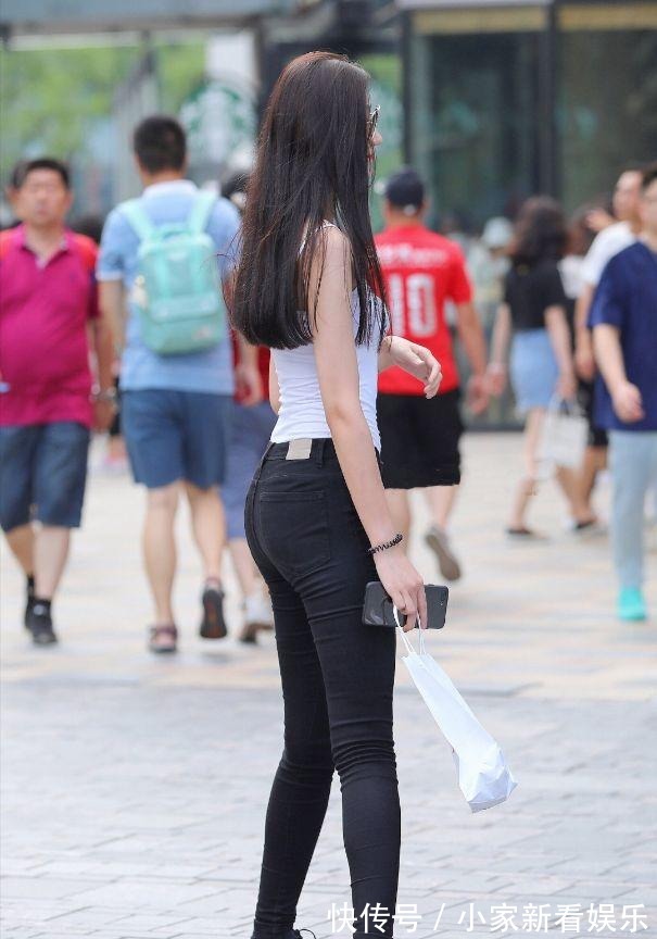 背心 黑牛仔配白背心,经典黑白配,你喜欢的是黑还是白?