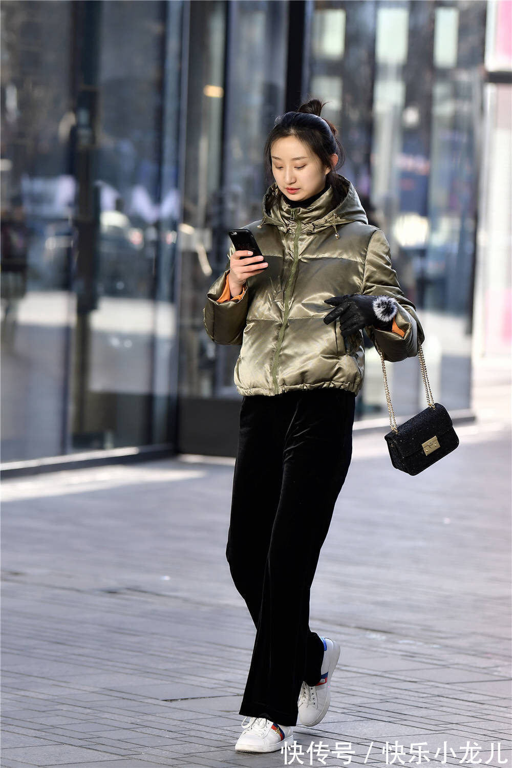 风格 黑色丝绒长裤搭配白色板鞋,军绿色短款羽绒服,冬季小女生穿搭