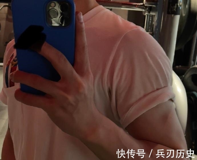 大男孩|帅气的成都大男孩,健身四个半月,手臂和肩有进步,胸肌差点意思!