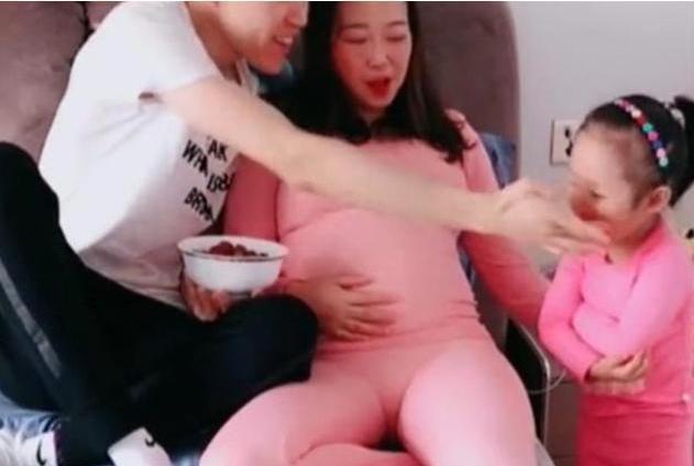 宝爸|怀了二胎的媳妇想吃草莓,宝爸亲自喂着吃,围观的大女儿眼神亮了