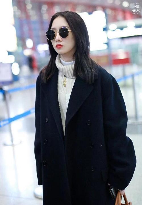 单品|女明星太美啦,蓝色及脚腕大衣搭配米色毛衣,时尚感满满