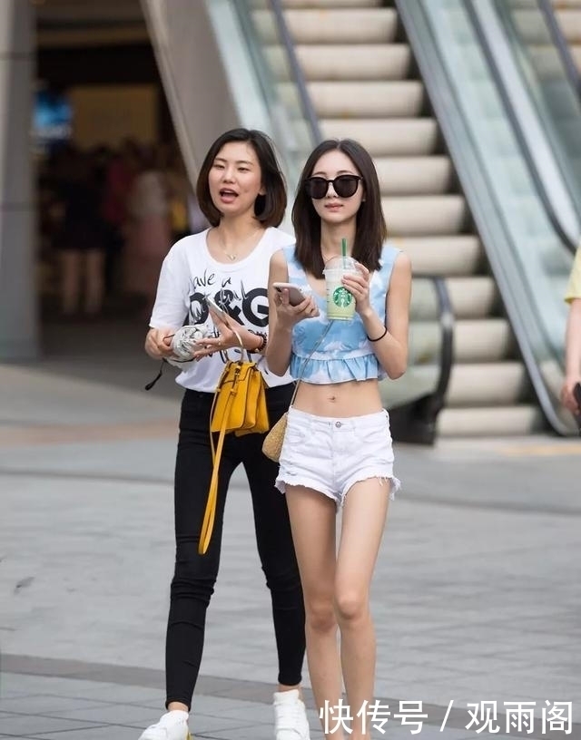 街拍青春靓丽的小姐姐,时尚的打扮,彰显个人气质