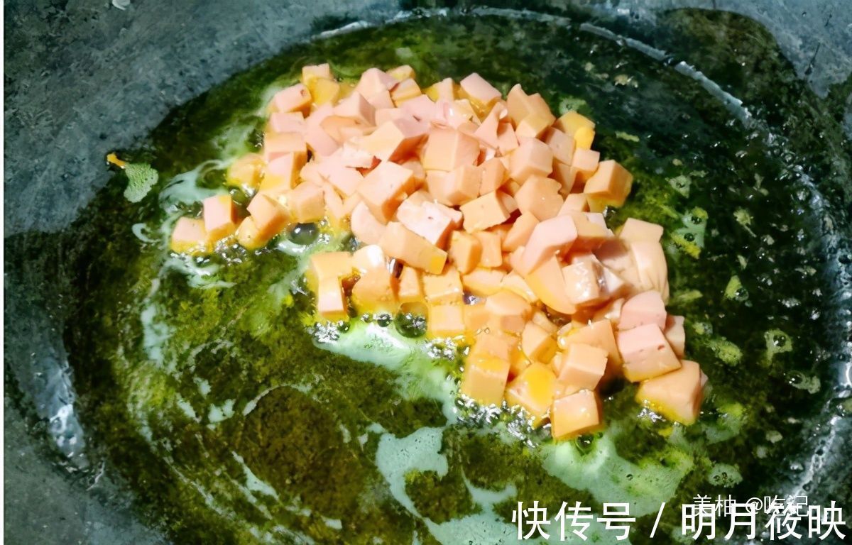 年夜饭餐桌上的“金玉满堂”，丰富多彩，寓意好，颜色绚丽