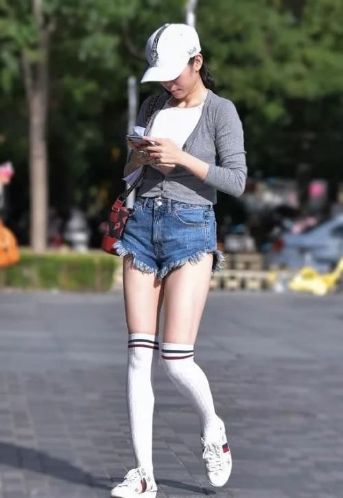 路人街拍热裤配长筒袜的小姐姐,休闲运动风,青春减龄