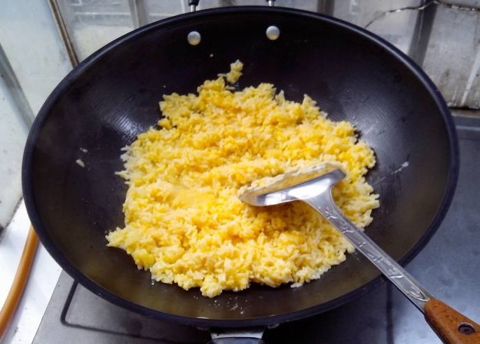做蛋炒饭时，米饭不要直接入锅炒！多做一步，米粒金黄，粒粒分明
