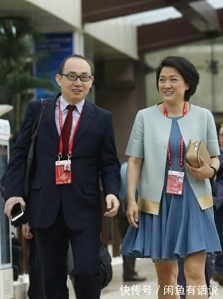 穿搭|潘石屹老婆罕露面,短发配蓝裙气场强大,两口子精英气质还真登对