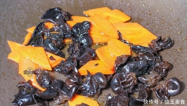 喷香|豆腐别再炖着吃了,加这两食材一起炒,喷香下饭,天天吃都不够!