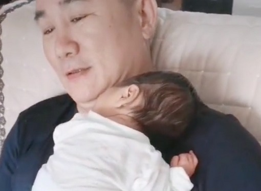 长辈们|“最富有姥爷”带娃睡觉火了,这大概我见过最值钱的“外挂”了