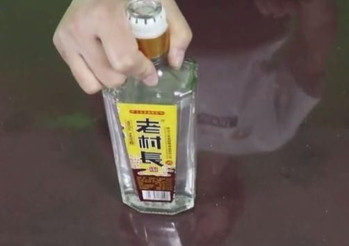 白酒|白酒滴在手机上，效果太厉害了，滴一滴，一年能省下不少冤枉钱