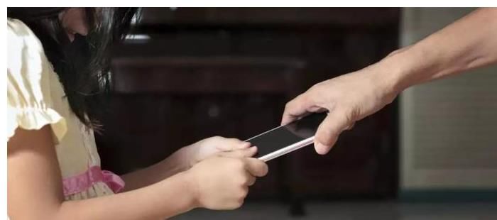 老师|孩子几岁能有自己的手机？10岁还是15岁？老师：这个年纪正好