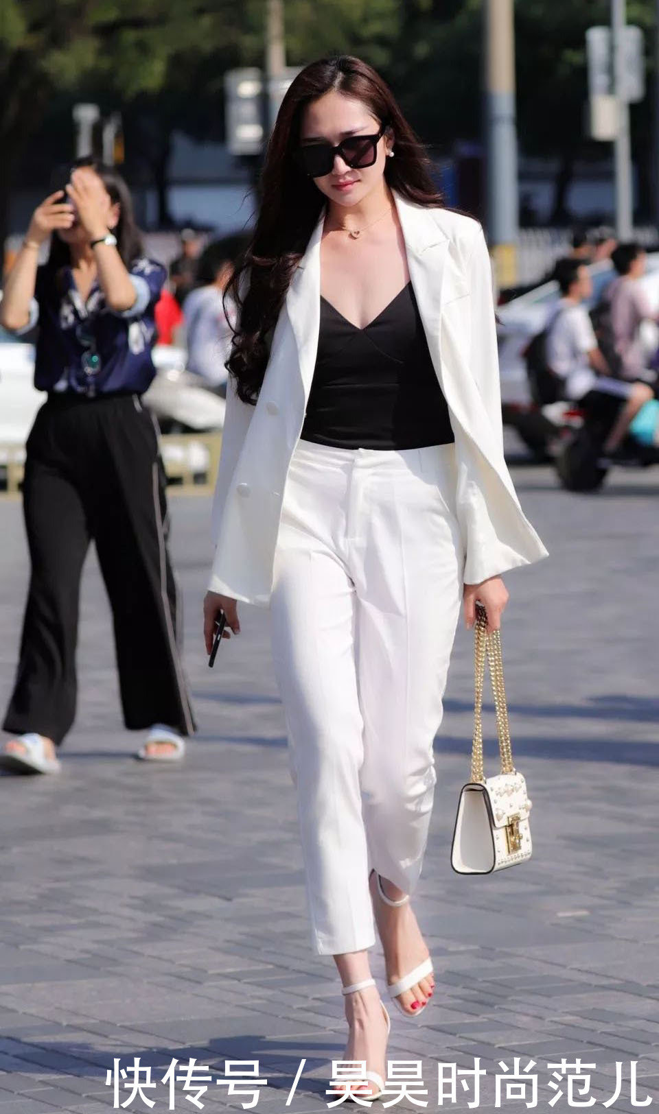 罗衣何飘飘,轻裾随风还,白色小西装配同色休闲裤的高贵优雅穿搭