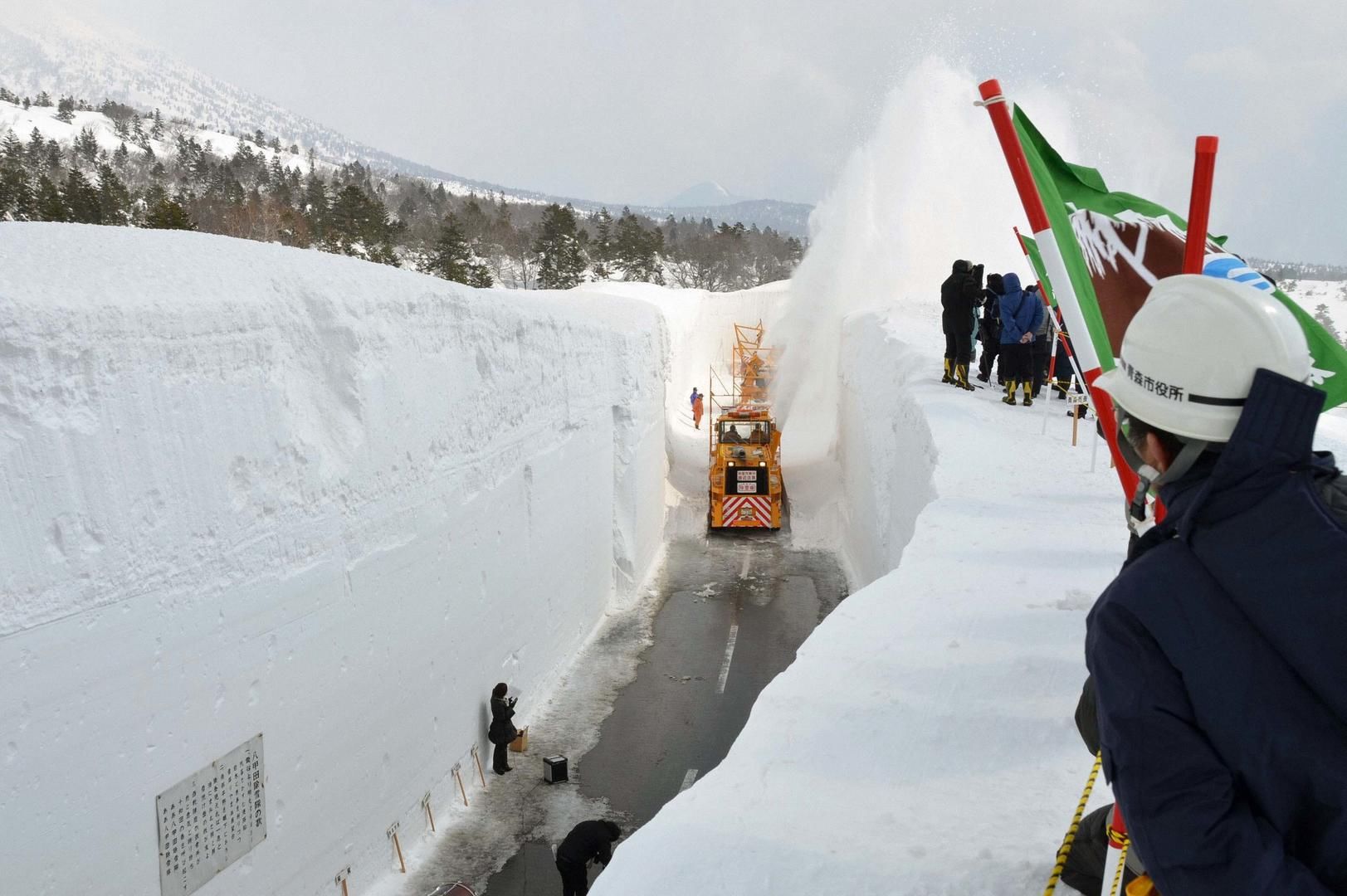 踢球|雪地踢球练技术，铲雪练体能！冰雪胜地中走出日本冠军足球队