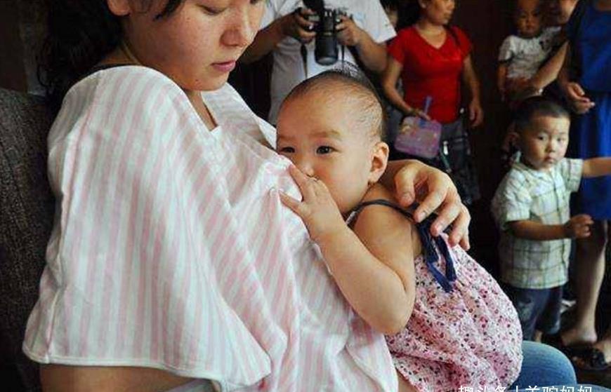 母乳|宝宝喝母乳经常“躺喂”?殊不知娃深受其害,新手父母更要注意