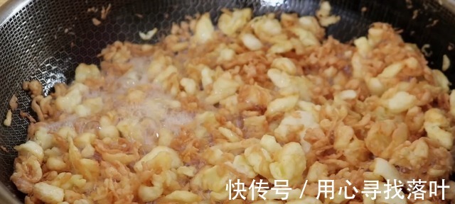 鸡蛋吃了30年,这做法头一次见,倒入滚烫油锅,瞬间变美味,真香!