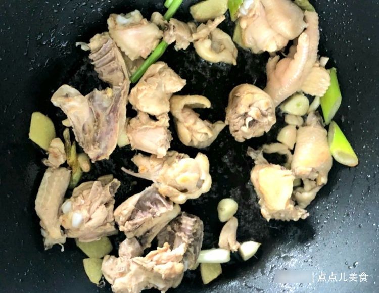 一个鸡腿两把板栗 ,只需简单几步,教你做出汁香浓郁的板栗烧鸡