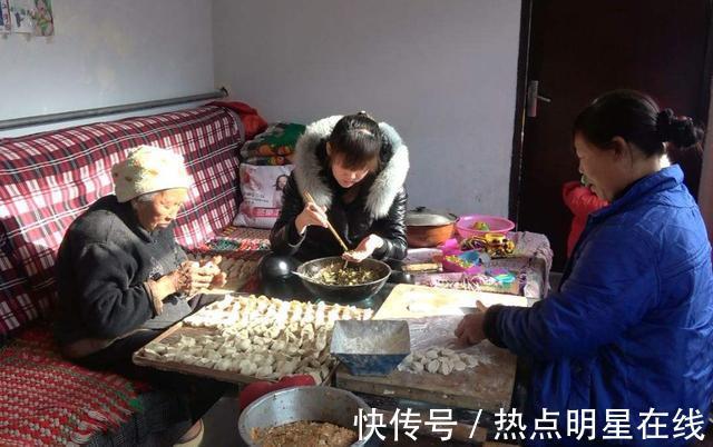 男孩|产妇生下7.7斤男宝,逗老公说生的是女儿,丈夫的反应让宝妈泪奔