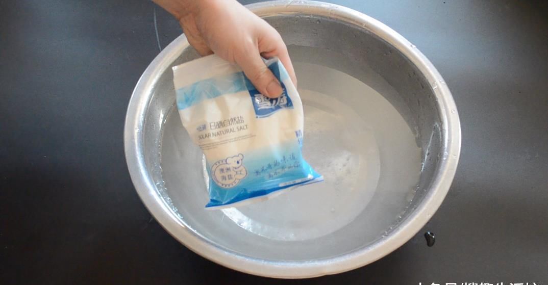 污渍|拖鞋穿久了污垢洗不掉 只需要用它泡一泡, 拖鞋立马干净如新