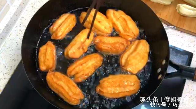 1碗面粉,1个鸡蛋,就能在家做油条,不用泡打粉,比买的好吃百倍