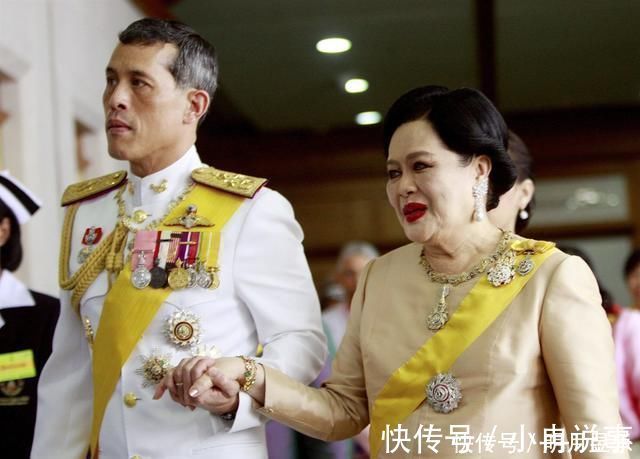 苏提达王后@泰国太后年轻时靠粉宝石撑场面如今瘫痪多年,脸庞怎么变这么黑