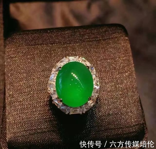 到底|挑翡翠,到底是越透越好,还是越绿越好?