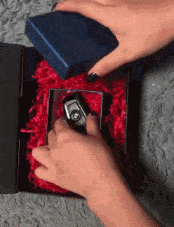 |搞笑GIF：姑娘 能不能告诉我你是怎样坐进去的