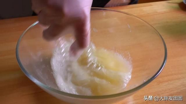 没秤,没打蛋器,没烤箱,如何做出蓬松的无油蛋糕?