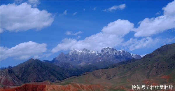 青草|初夏卓尔山白雪映青草，美得圣洁无暇卓尔不群！