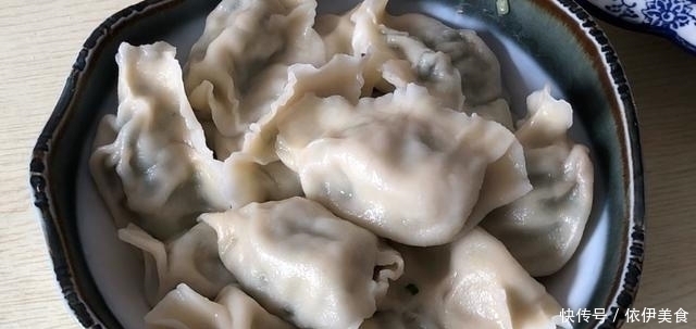 加盐|煮饺子,水开下锅就大错特错了!如此煮才正确,饺子鲜味足不破皮