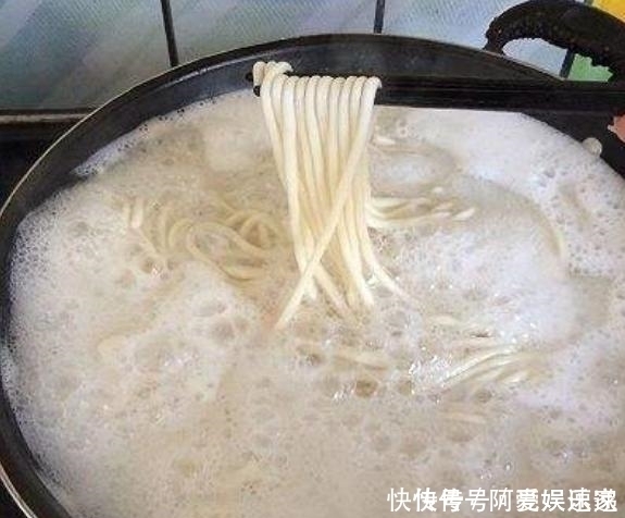 面馆|煮面条万万不可开水后才下锅，面馆大厨牢记这2点，面条更筋道