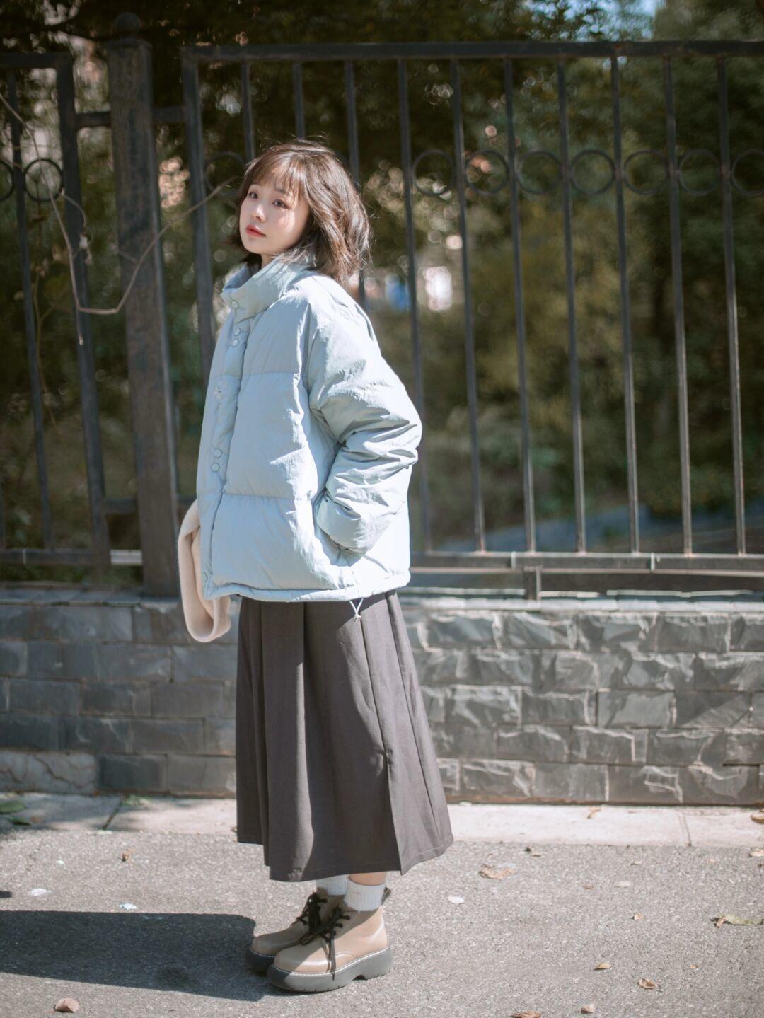 毛衣|冬天打底衫怎样选?一件红色针织衫+白色牛仔裤,休闲又显气色!