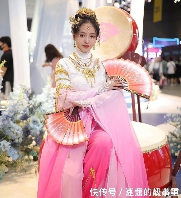 漫展|BW漫展最神“Coser”,站在原地一动不动,路人排长队等合影