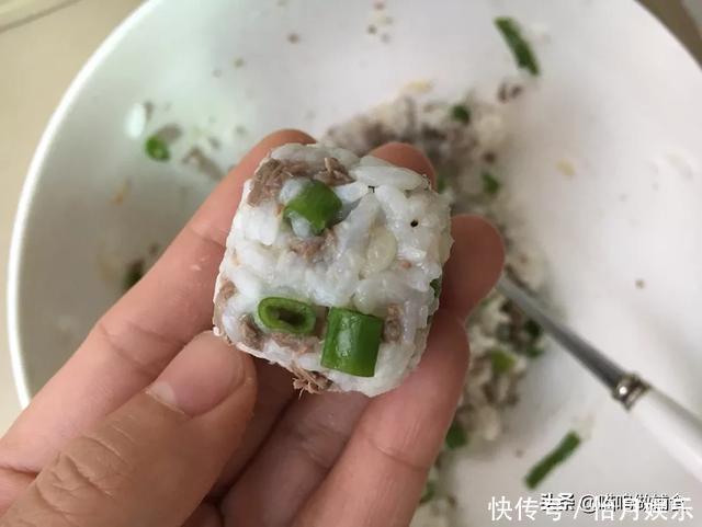 这个比白米饭营养高出好几个档!一口平底锅搞定娃喜欢的饭!