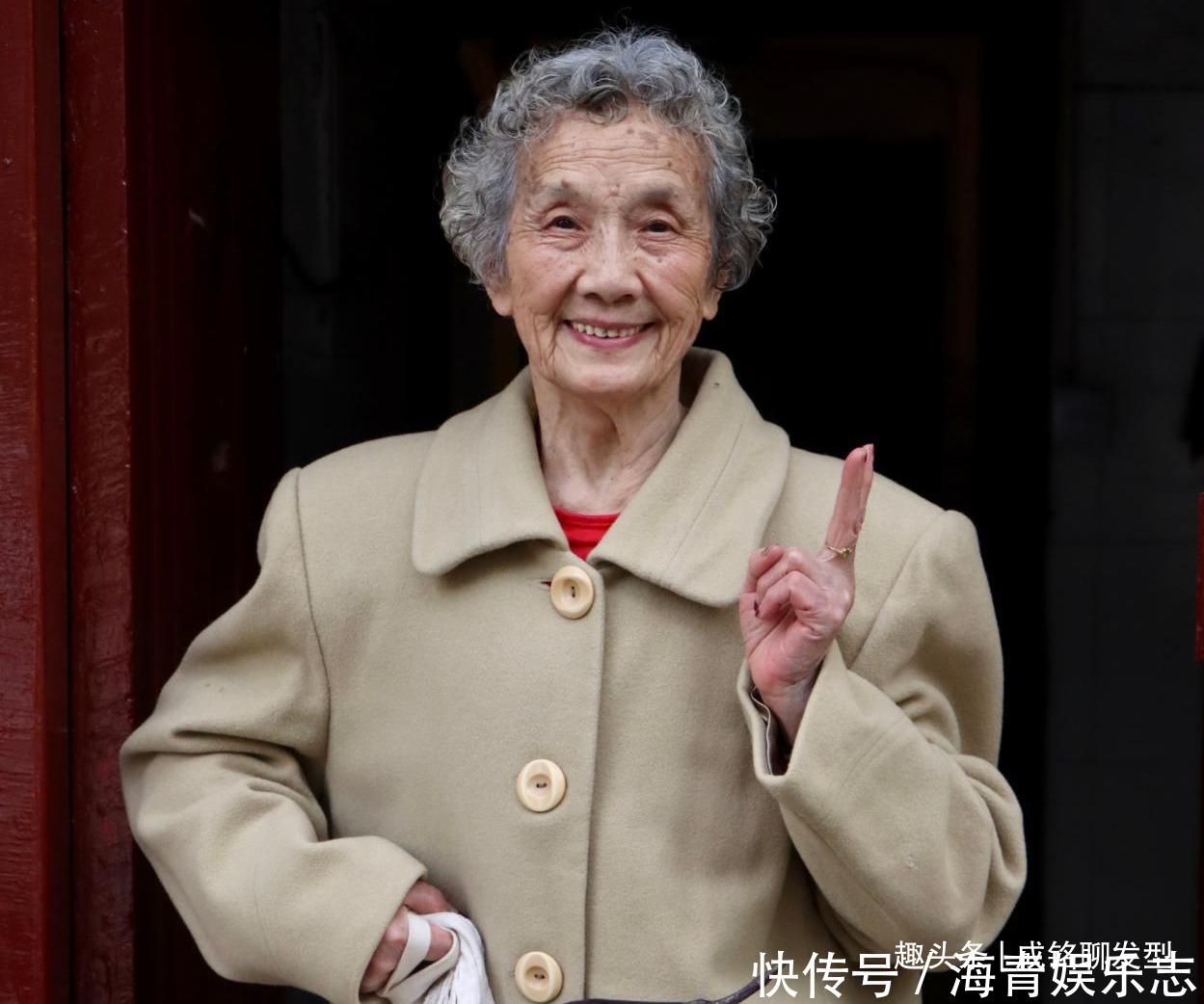 老年人经常烫染发质差,头发毛躁还显老,三个妙招让头发恢复如初