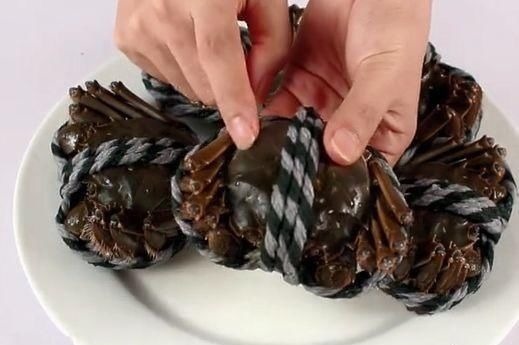 蒸螃蟹时，直接上锅蒸就错了，多加1步，肉质鲜嫩细腻没腥味