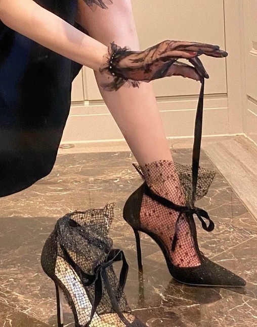 高跟鞋 高跟鞋的网纱是弹力的，而且有系带，丝毫不用担心不好穿！