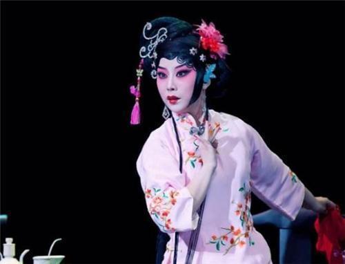 发胶 古装剧女子发型多样,但没发胶该如何定型?老祖宗的办法至今受用