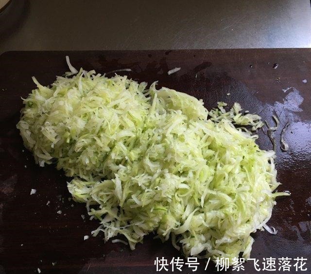 萝卜包子,皮薄馅大,暄软鲜香!