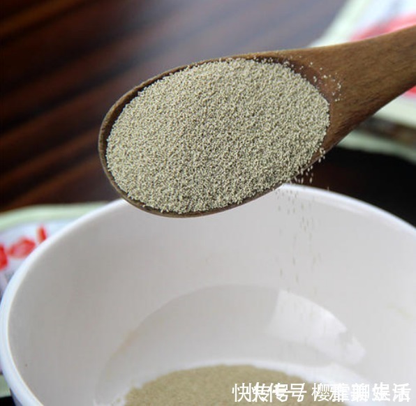 发面时，只加酵母大错特错，酵母都用不对，难怪你的面总发不起来