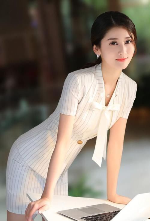 街拍小姐姐一个淡淡的职业妆容,完美地凸显出那种优雅气质