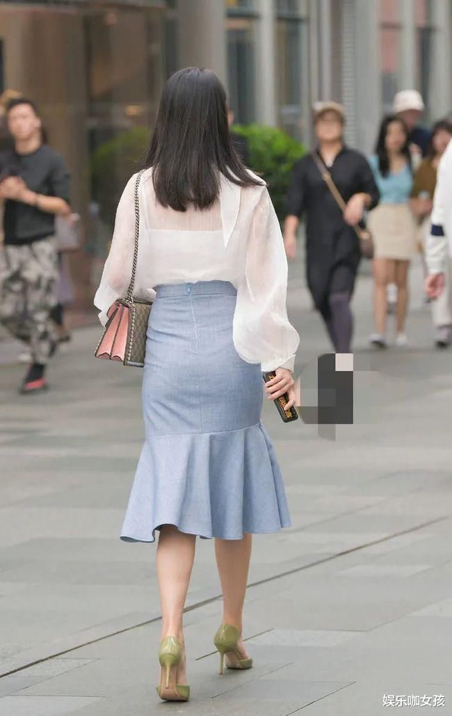 时尚街拍:笑容甜美的小姐姐,多了几分灵动活泼