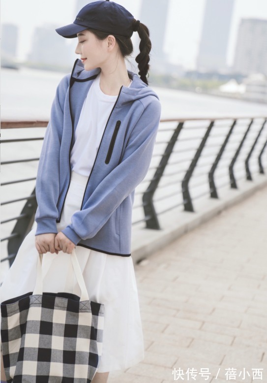 牛仔裤 卫衣才是春季的搭配王者,配裤子、裙子都超美,轻松远离老土感