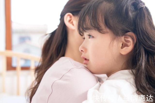 妈妈|妈妈倒立锻炼,宝宝的一个潜意识动作,网友实力坑妈