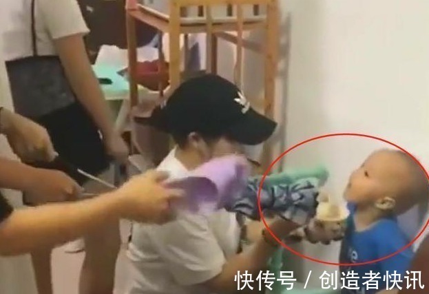 孩子们|三位小姨协同宝妈喂饭,宝宝特别配合,网友:有人威胁就眨眨眼
